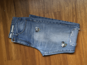 Pantalón de mezclilla para mujer, estilo clásico y ajuste cómodo.