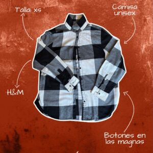 Top H&M color blanco con negro, talla XS, manga larga con botones frontales, tejido suave y corte cómodo.