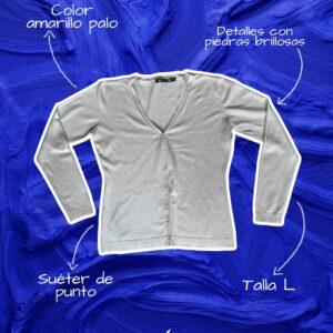 Suéter gris claro, talla L, con botones frontales, tejido suave y diseño versátil para looks casuales o semi-formales.