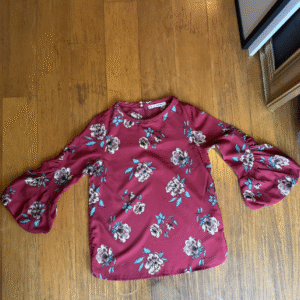 Blusa roja con mangas de olanes