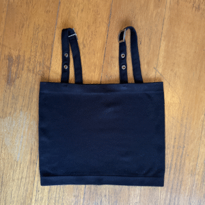 Top negro con tirantes ajustables para mujer, moderno, versátil y cómodo para cualquier ocasión.