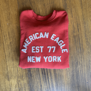 Sudadera roja AE XXCH para mujer, estilo casual y ajuste cómodo.