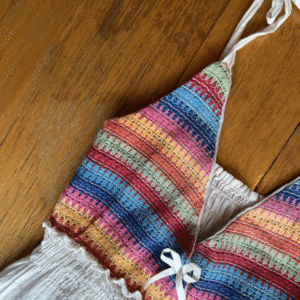 Blusa de tirantes blanca con bordado de colores, fresca y artesanal, ideal para un look veraniego o casual.