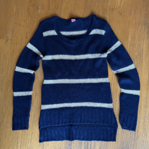 Suéter azul con rayas blancas AE para mujer, cómodo y casual, ideal para usar en cualquier ocasión.