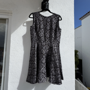 Vestido negro con detalles blancos para mujer, elegante y moderno, ideal para eventos formales o salidas nocturnas.