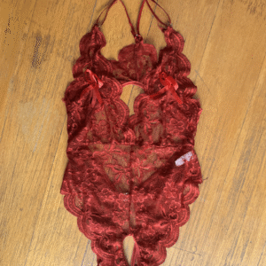 Body de encaje rojo para mujer, elegante, ajustado y sofisticado, ideal para ocasiones especiales.