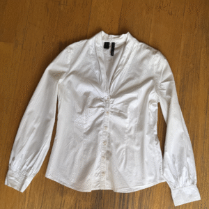 Camisa blanca moderna para mujer, elegante y versátil, ideal para oficina o looks casuales sofisticados.
