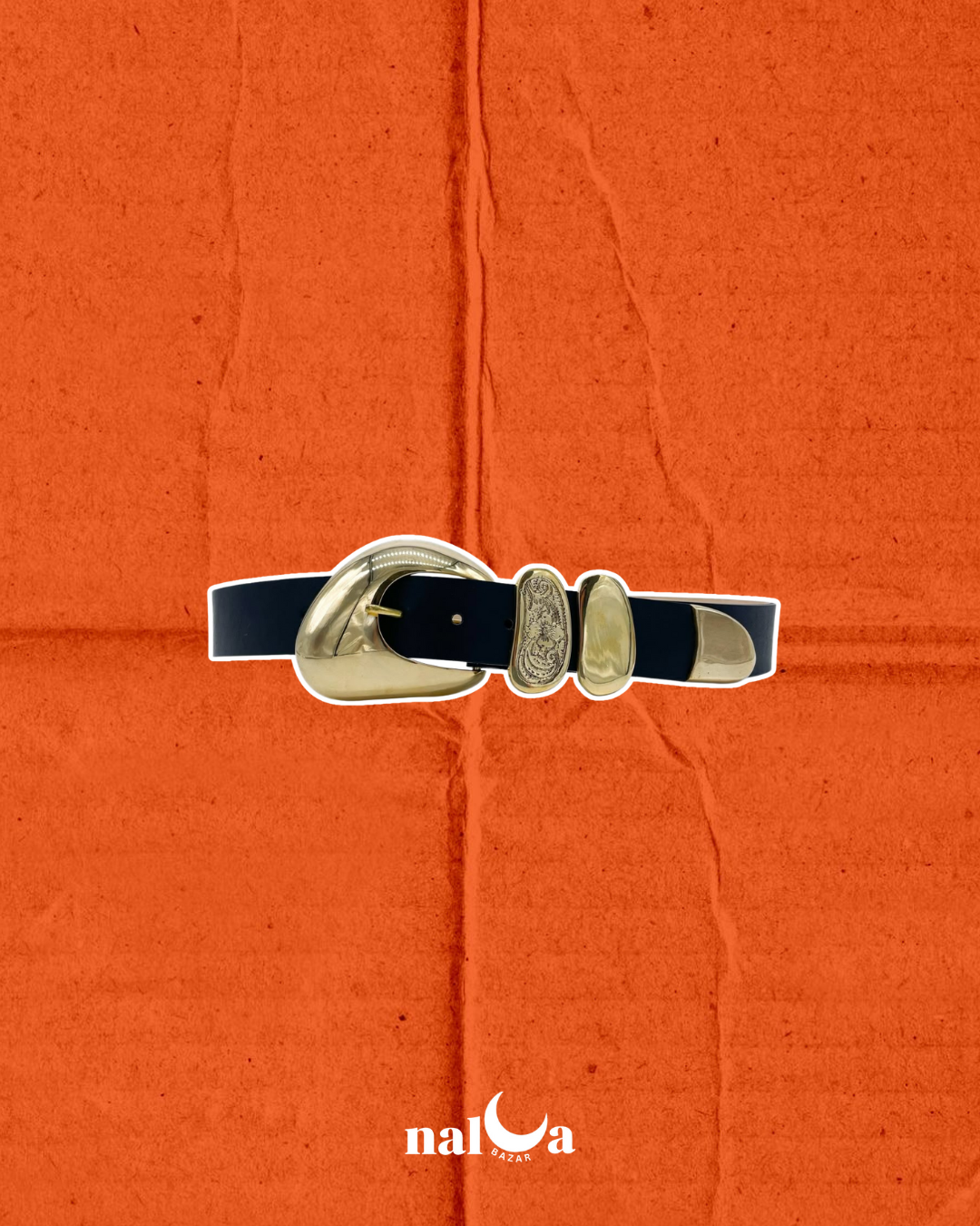 Cinturón negro con detalles dorados